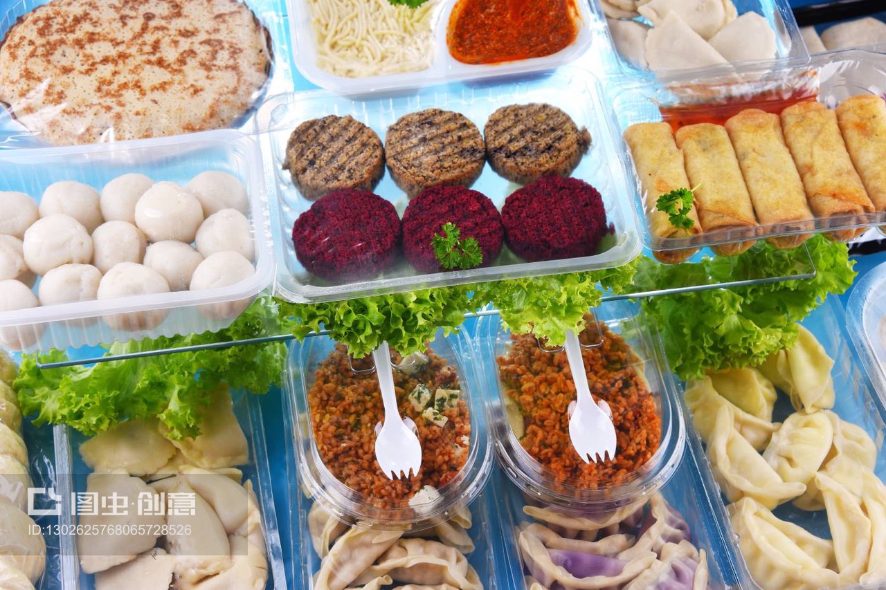 塑料盒中的各种预包装食品