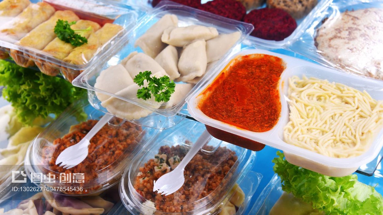 塑料盒中的各种预包装食品